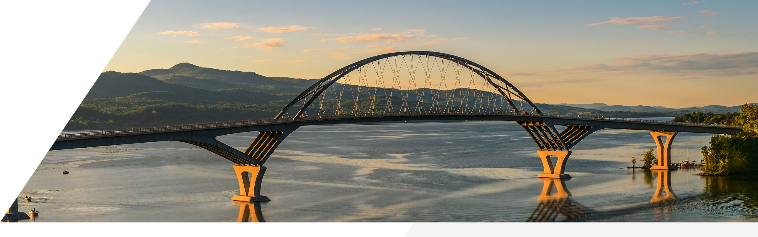 Un pont transfrontalier reliant le Québec, le Canada et la Vallée du lac Champlain, aux États-Unis.